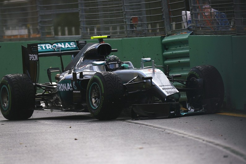 De stukke Mercedes van Rosberg tegen een muur